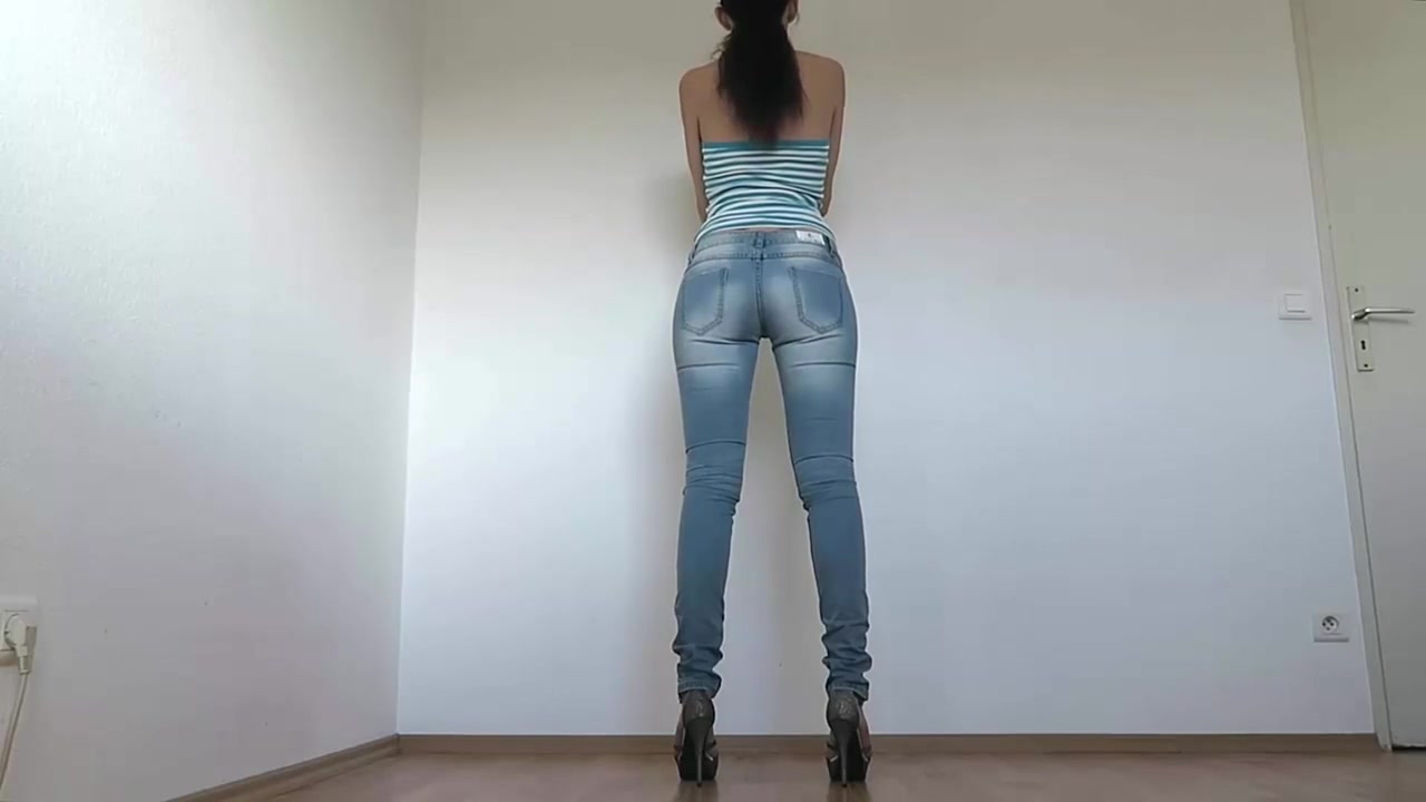 Urina nei suoi jeans e inserisce la mano nel culo