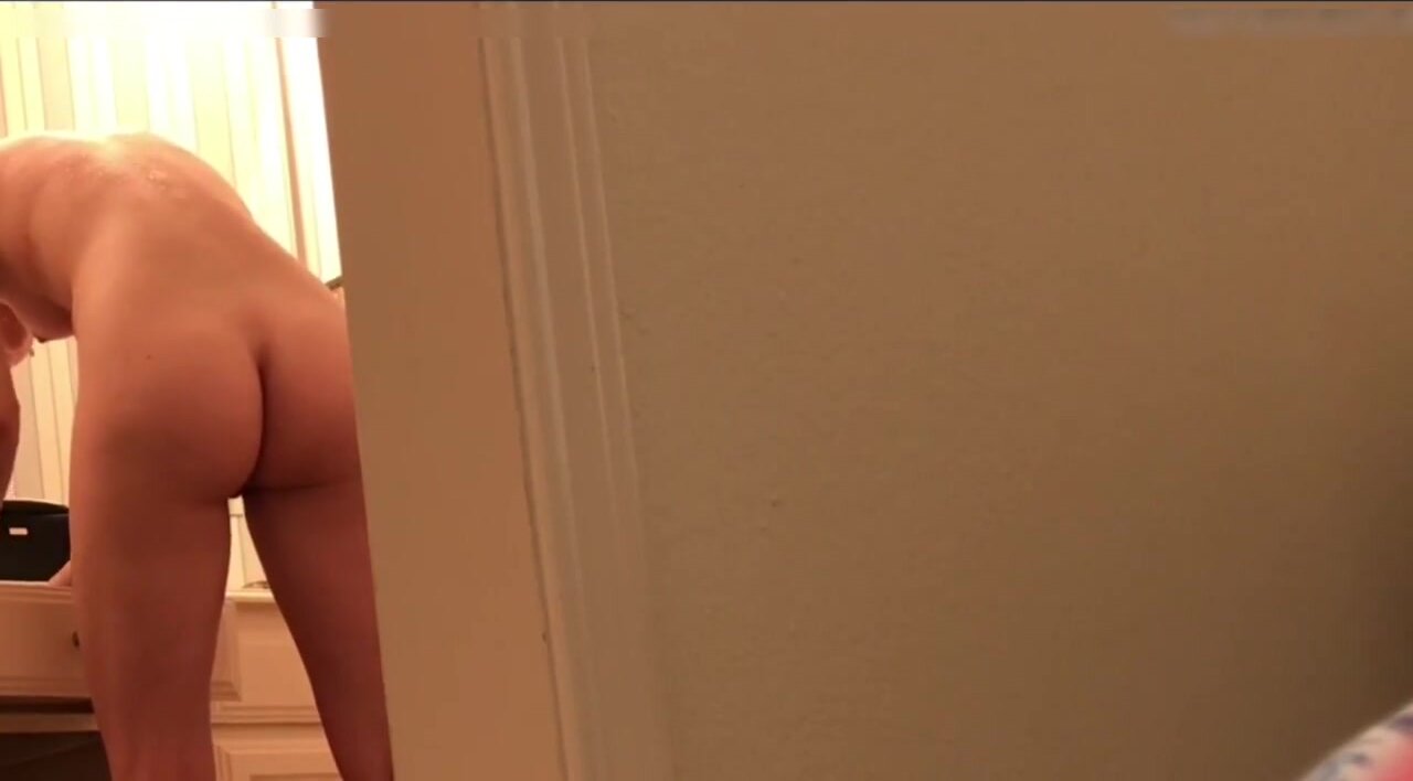 La telecamera nascosta in bagno sta filmando di nascosto la sorella nuda foto