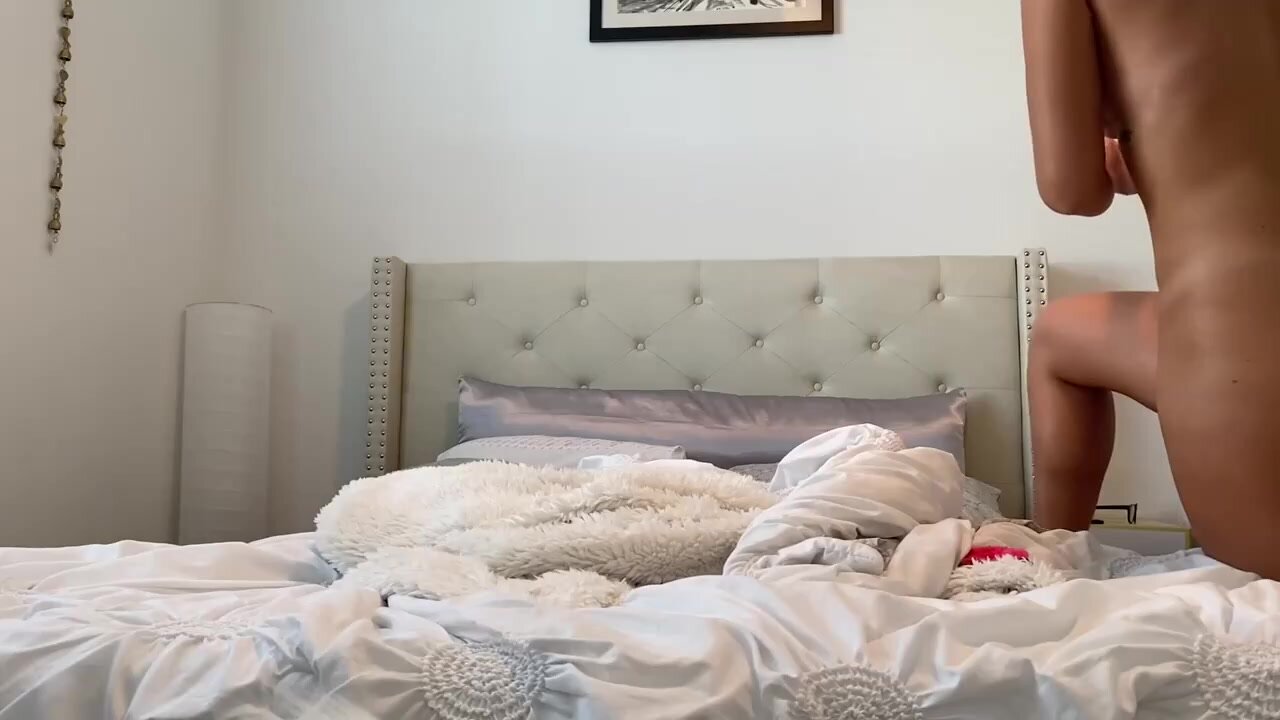 Una donna con un bel corpo e la figa rasata viene filmata di nascosto in camera da letto