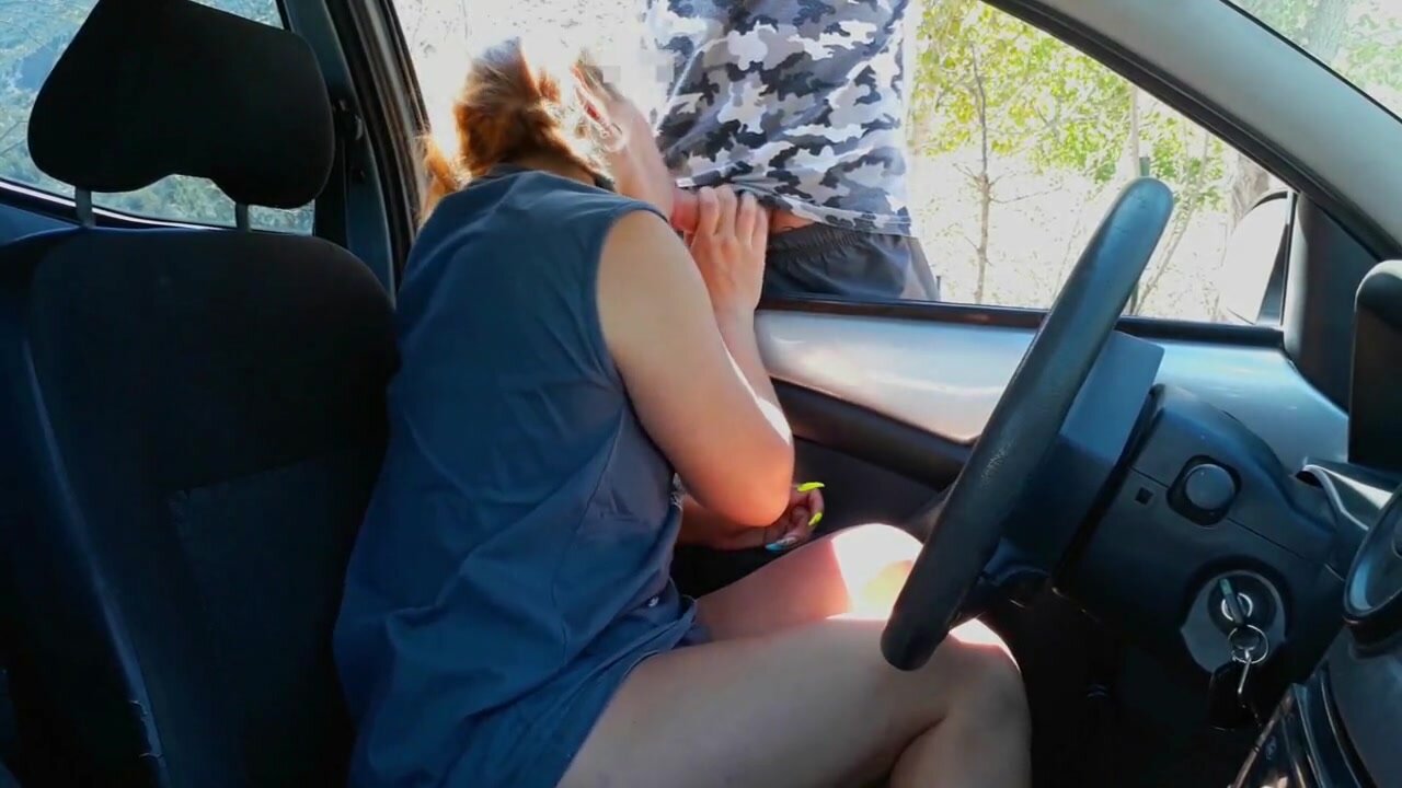Una donna che si masturba in macchina fa un pompino allo sconosciuto nel parcheggio foto Immagine